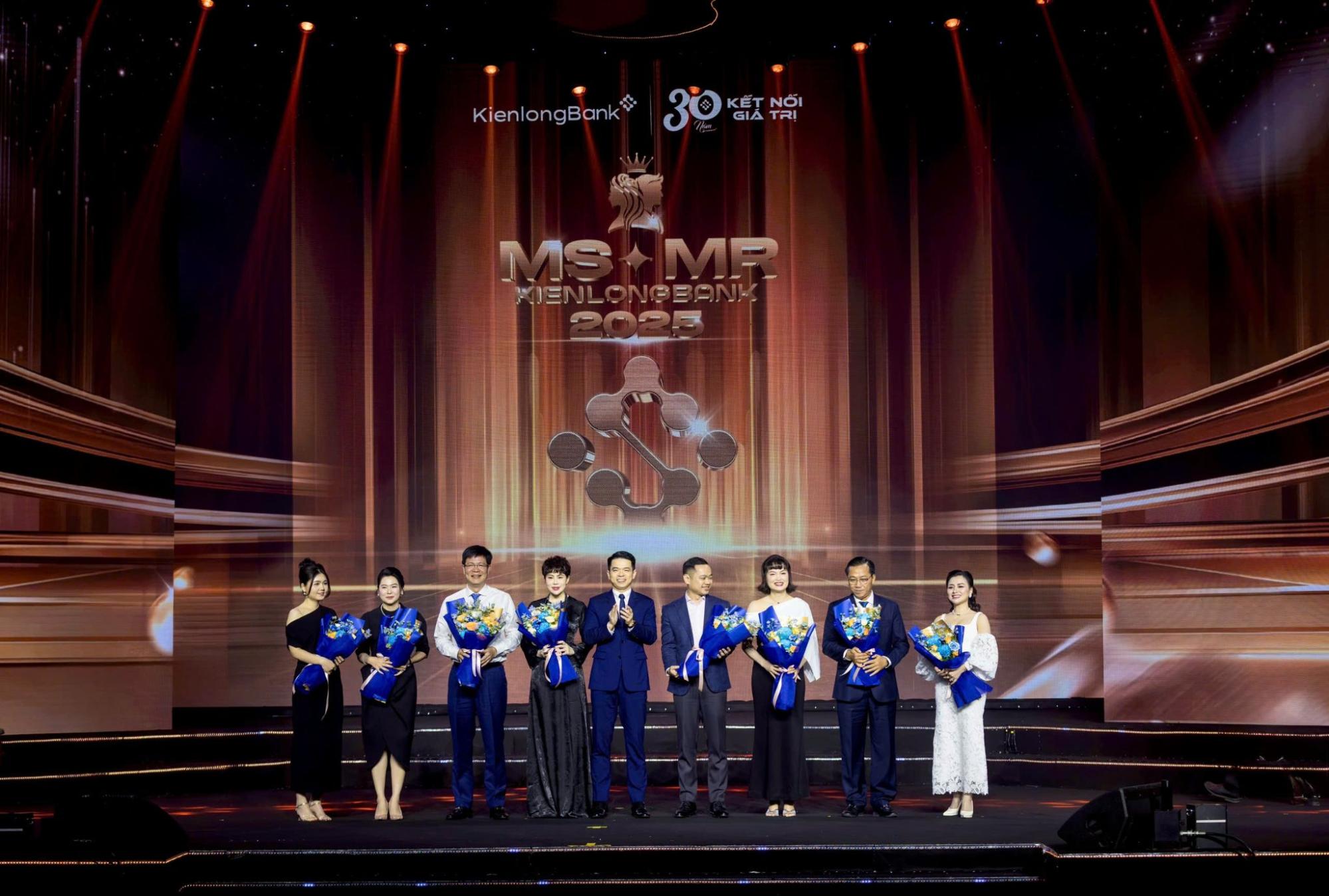 Tổng Giám đốc ODE Group Hoàng Thị Mỹ Bình làm giám khảo tại Chung kết Miss & Mister KienlongBank 2025